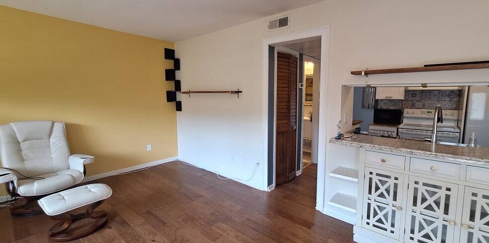 Building Photo - 807 W Trinity Ave