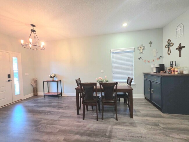 Building Photo - Splendid 3 Bed/2.5 Bath Home