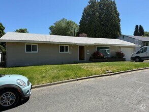 Building Photo - Three bedroom house