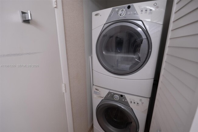 Building Photo - 1000 W Island Blvd