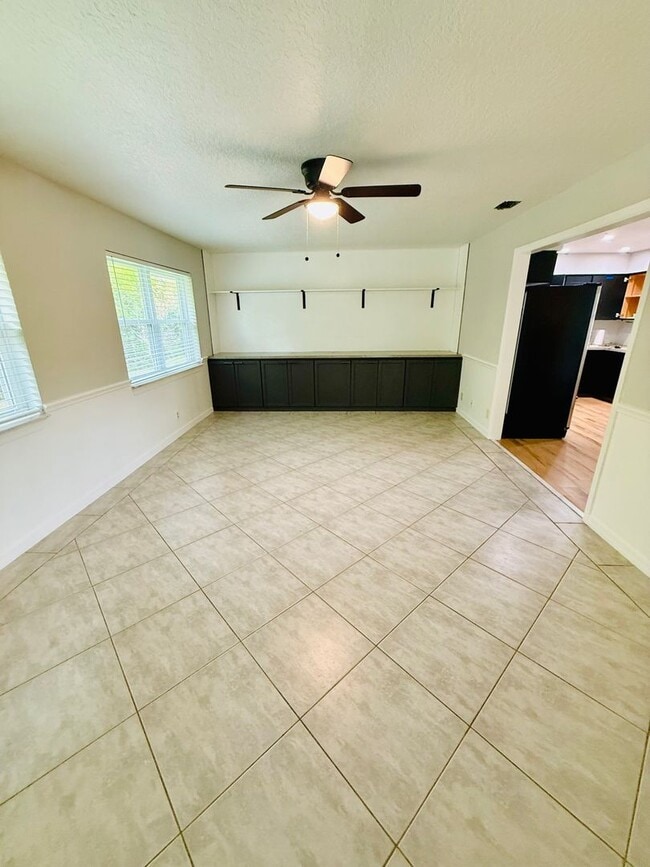 Building Photo - Boater's Dream: 4/2.5/3CG home in exclusiv...
