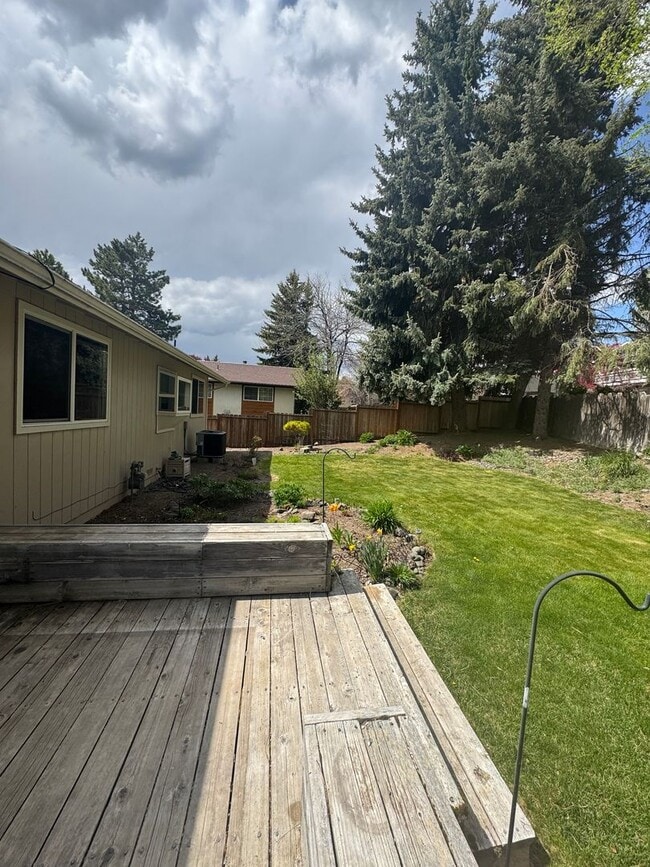 Building Photo - 3 bed 2 bath house with 2 car garage in great area!