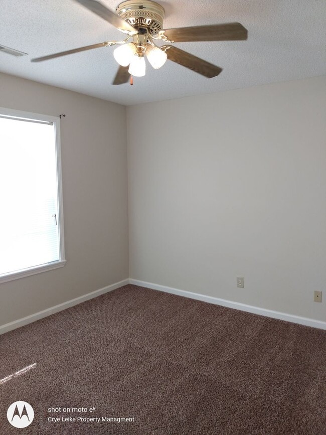 Building Photo - Cute Townhouse with great location!