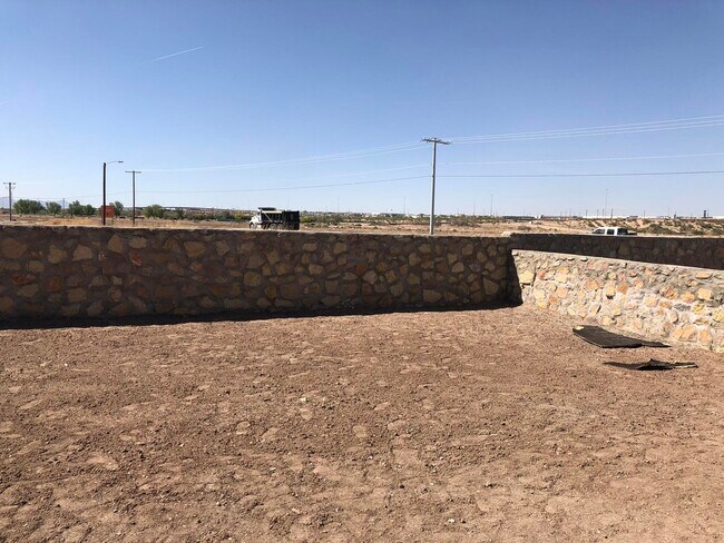 Building Photo - 825 Whitebrush Dr