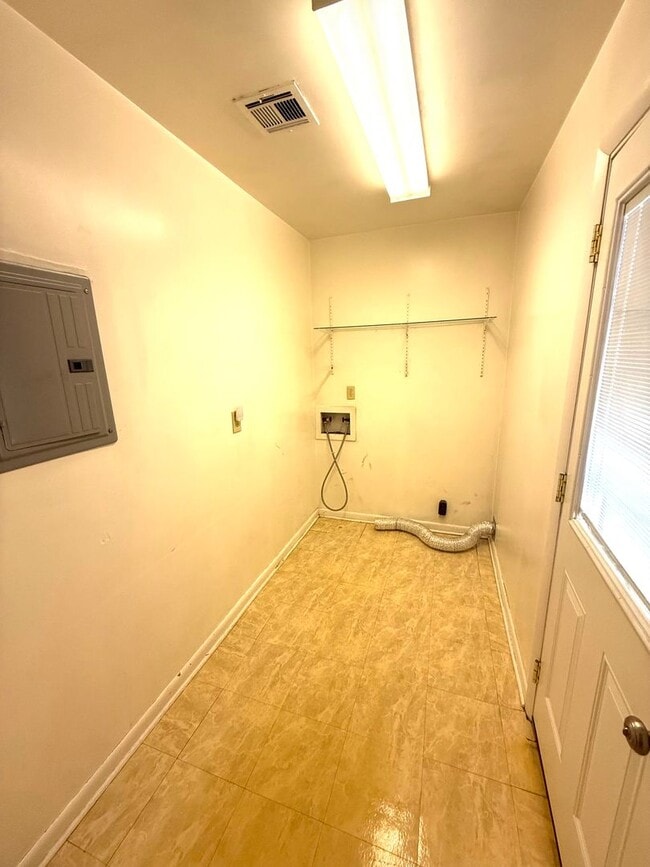 Building Photo - ** 2 Bed 2 Bath located by Trenholm State ** Call 334-366-9198 to schedule a self tour