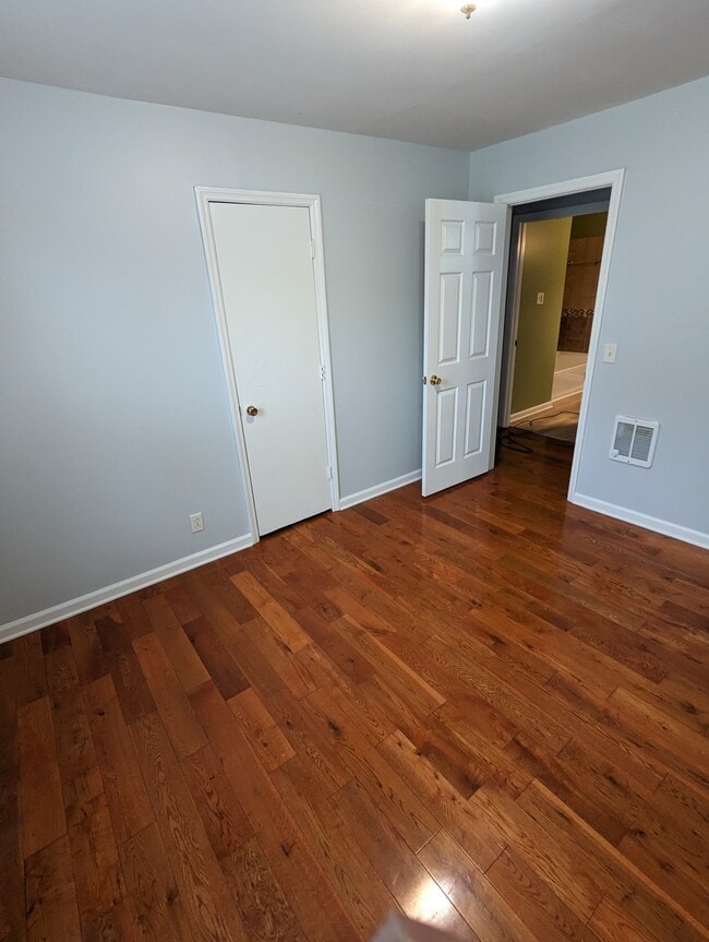 Building Photo - 3213 Lagrange Dr
