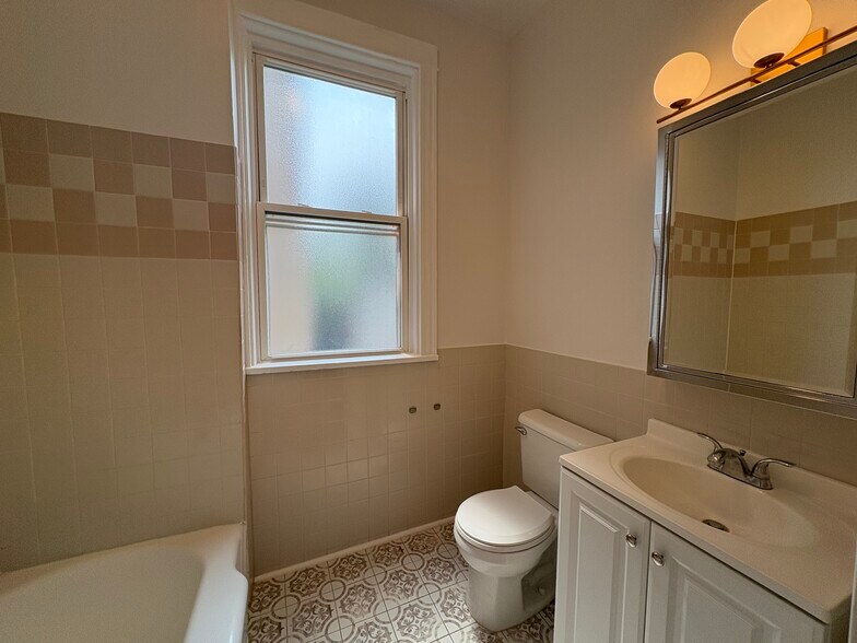 Bathroom - 5034 N Western Ave
