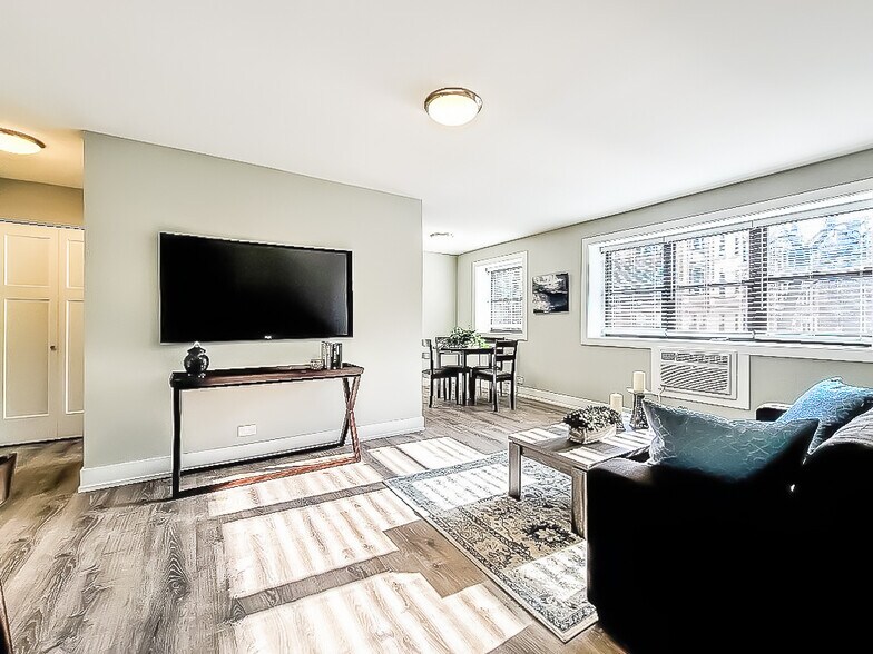 Building Photo - 525 W Surf St