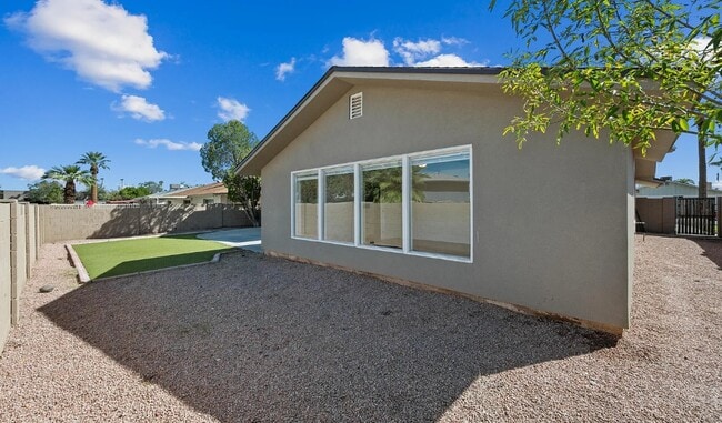 Building Photo - 1720 E Hermosa Dr