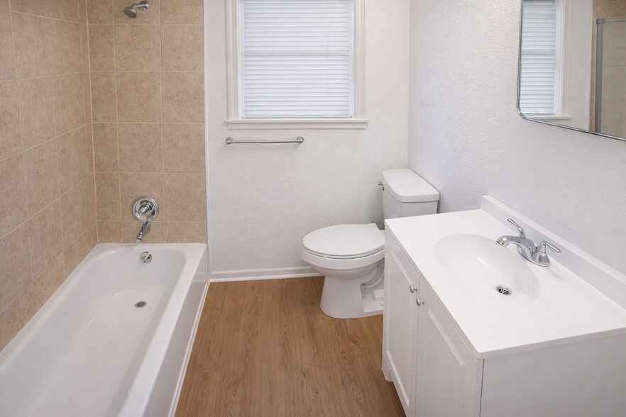 Building Photo - 113 E 2nd St