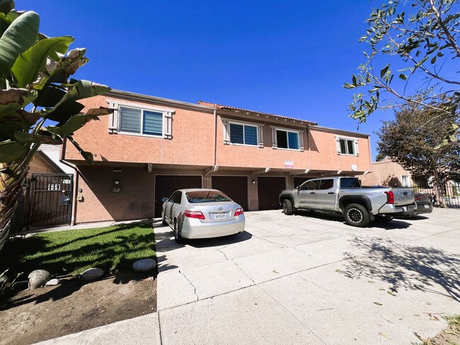 Building Photo - Updated 2 Bedroom, 1 Bath in North Park w/...
