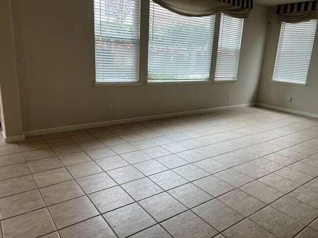 Building Photo - Large 4 Bedroom House