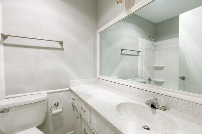 Building Photo - 3 Bedroom with 2 living rooms