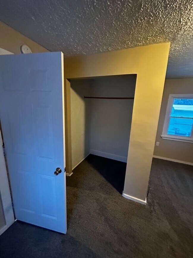 Building Photo - 80 Rand St