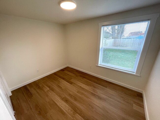 Building Photo - Beautifully renovated 3-bedroom home on a ...