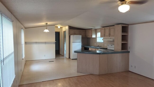 Building Photo - 305 Woods Ln
