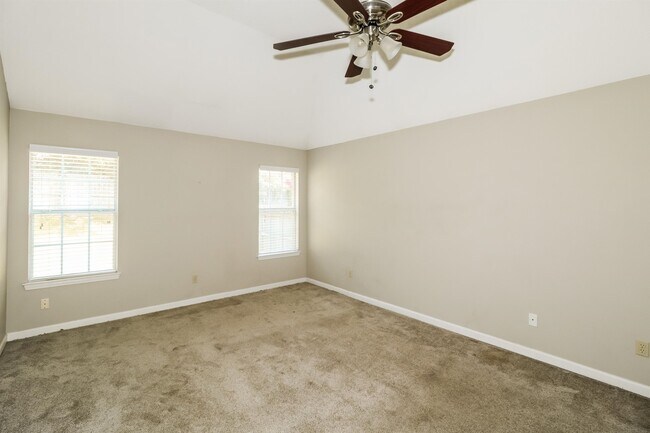 Building Photo - 1602 Far Dr