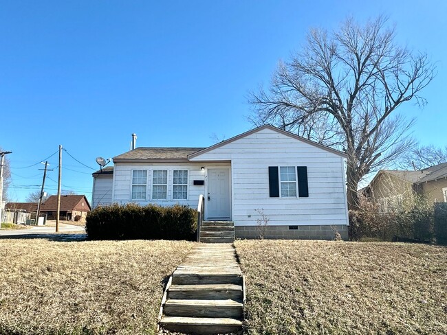 Primary Photo - Adorable 2 bedroom 1 bathroom home located...