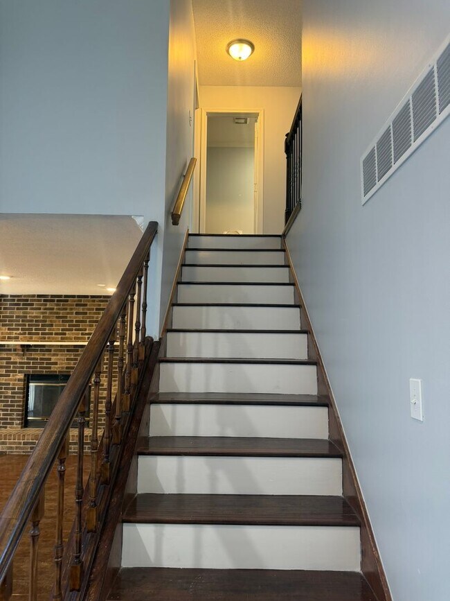 Building Photo - Unique 3BR/2.5BA Southwest Columbia Rental – Near Rock Bridge High!