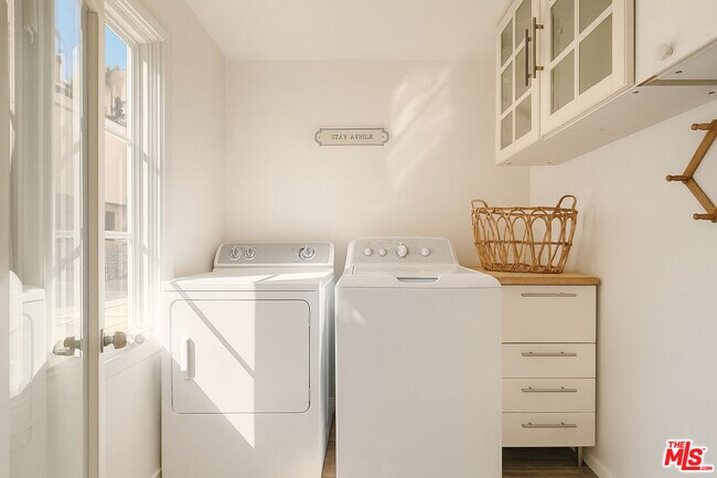 Building Photo - 1174 Coldwater Canyon Dr