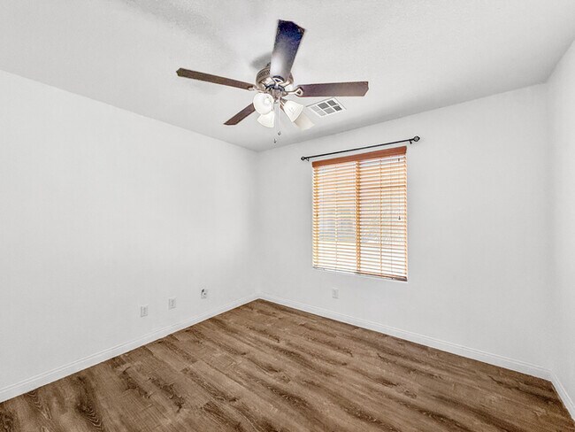 Building Photo - Charming 3-Bedroom, 2.5-Bath Home in a Des...