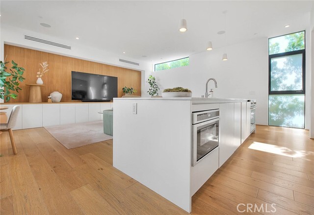 Building Photo - 1825 N Kenmore Ave