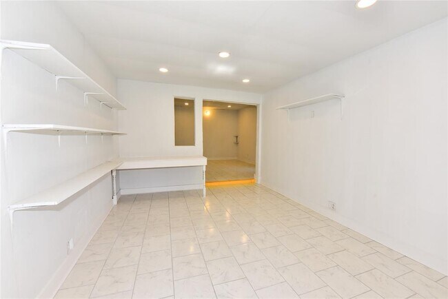 Building Photo - 410 Kenniston Dr