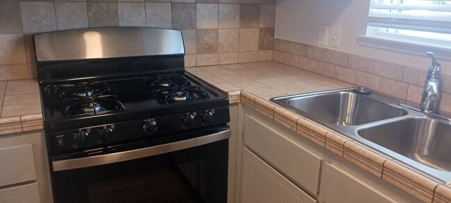 Building Photo - Updated 3 bedroom with A/C and Yard