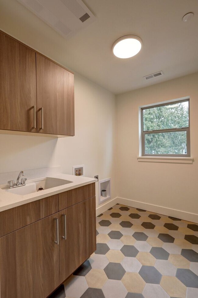 Building Photo - Brand-New 3bd + Office, 2.5ba Home Available in Perfect Kirkland Location!