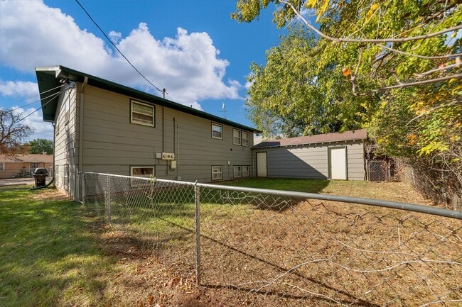 Building Photo - 4120 Lakeview Dr