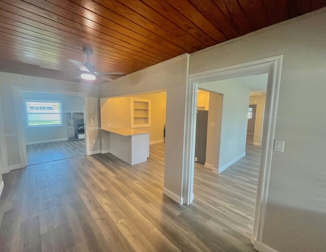 Building Photo - 3 Bed, 2 Bath DeBary Home with Modern Upda...