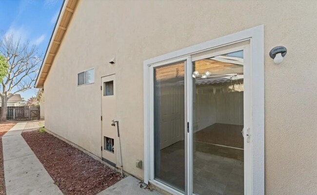 Building Photo - East Ventura Duplex – 2 Bedroom, 1.75 Bath...