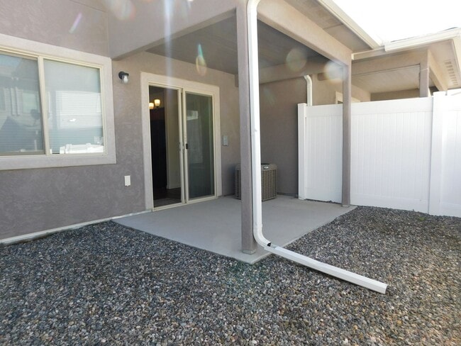 Building Photo - Townhome Near Shopping