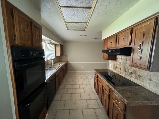 Building Photo - 15810 Hickory Knoll Dr