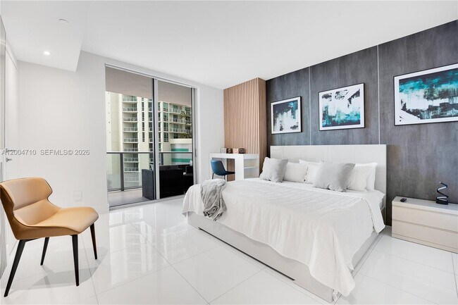 Building Photo - 1300 Brickell Bay Dr