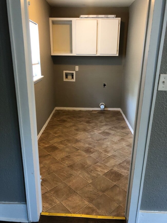 Building Photo - All brand new and updated, conveniently located in the heart of Norman!