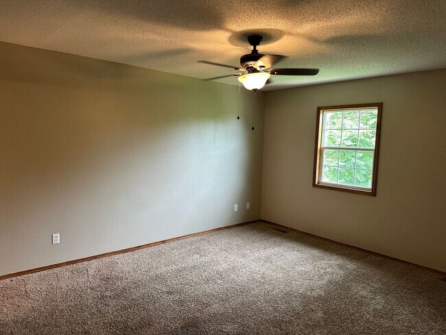 Building Photo - 4 Bed 2.5 Bath w/ Fenced Yard