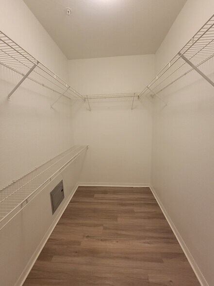 Building Photo - 7800 Point Meadows Dr