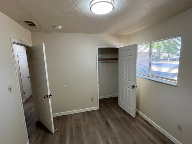 Building Photo - 304 Tennyson Dr