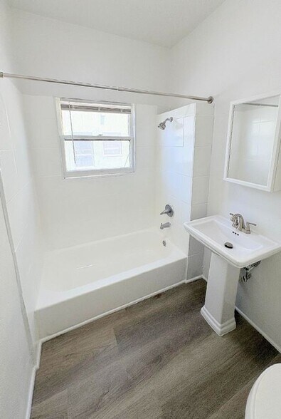 Building Photo - 433 W 4TH St