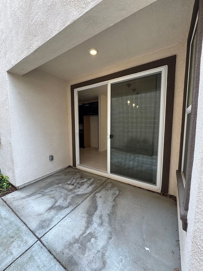 Building Photo - 3 Bed / 2.5 Bath Solar Home with Patio – Roseville – Available Now SEE VIDEO