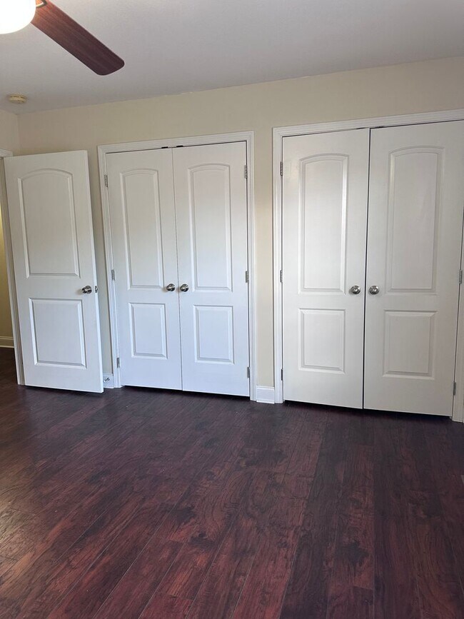 Building Photo - Great Location - 2 Bedroom/2.5 Bath Condo ...