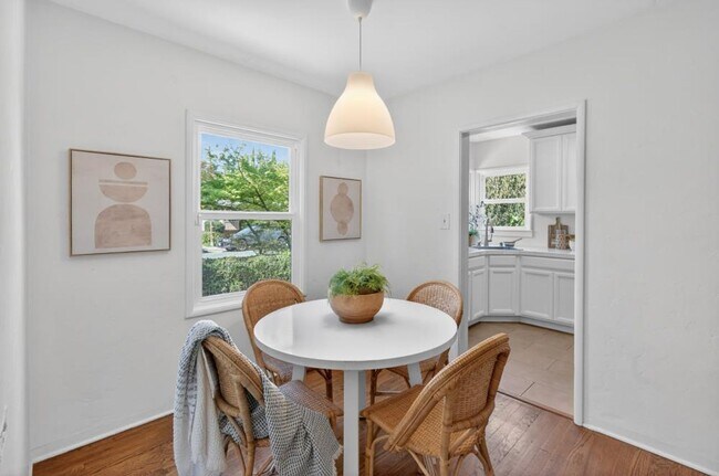 Building Photo - 2 bedroom | 1 bathroom | Single family in East Sac