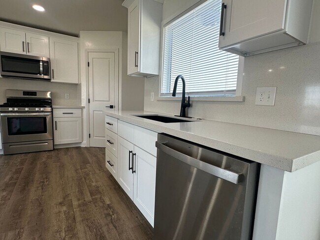 Building Photo - 3+2 RENOVATED W/Drive-Through Garage!