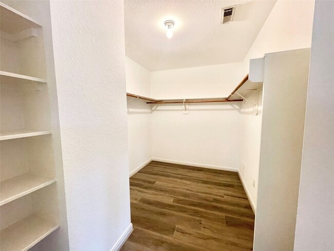 Building Photo - 15406 Bay Lodge Ln