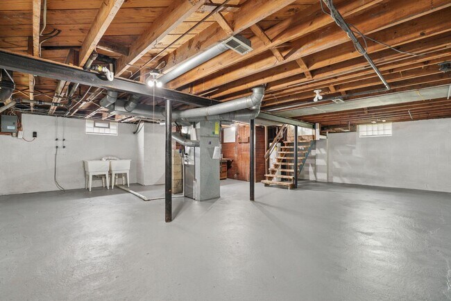 Building Photo - 375 E Royal Forest Blvd
