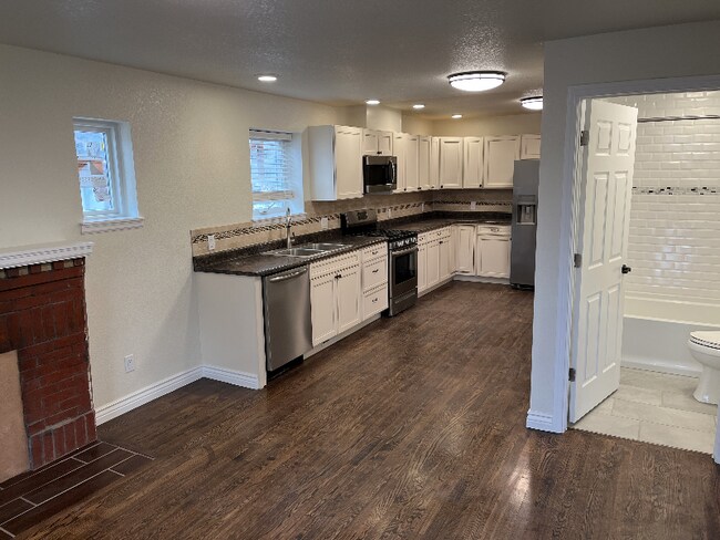 Building Photo - 1430 Rice Ave