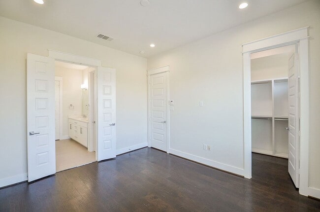 Building Photo - 2103 Engelmohr St