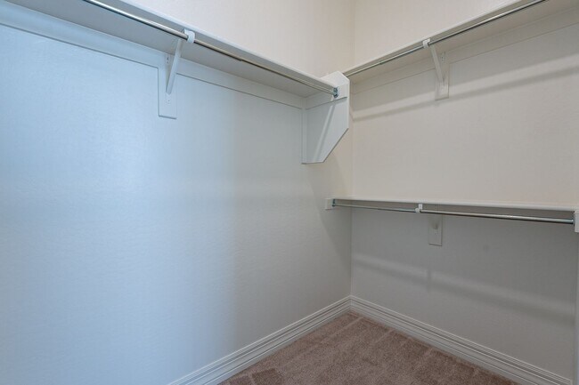 Building Photo - 5 BEDROOM 4 BATH SINGLE FAMILY HOME