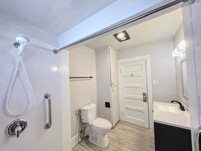 Building Photo - Your Cozy Tacoma Retreat in the Heart of t...